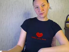 Uma senhora webcam normal com cabelos castanhos durante o camsex