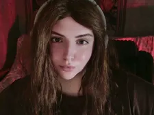 Um bebê de webcam resistente com cabelo loiro durante o sexo na webcam