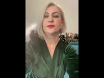 Veludo verde e botas pretas