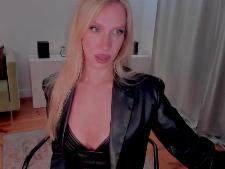 A cam lady europeia XEVAX durante um de seus programas de sexo na webcam