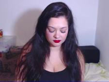 Uma mulher cam média com cabelos castanhos durante o sexo na webcam