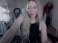 Um bebê webcam normal com cabelo loiro durante o sexo na webcam