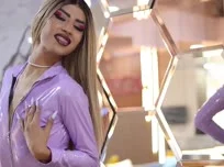 Látex roxo e uma garota sexy
