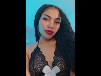 Renda e lábios vermelhos