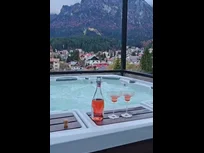 À tua espera junto à água