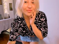 Um aceno tímido e um charme em jeans